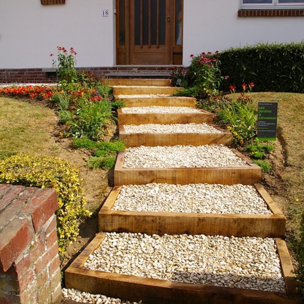 Création d’une allée escalier en bois et graviers