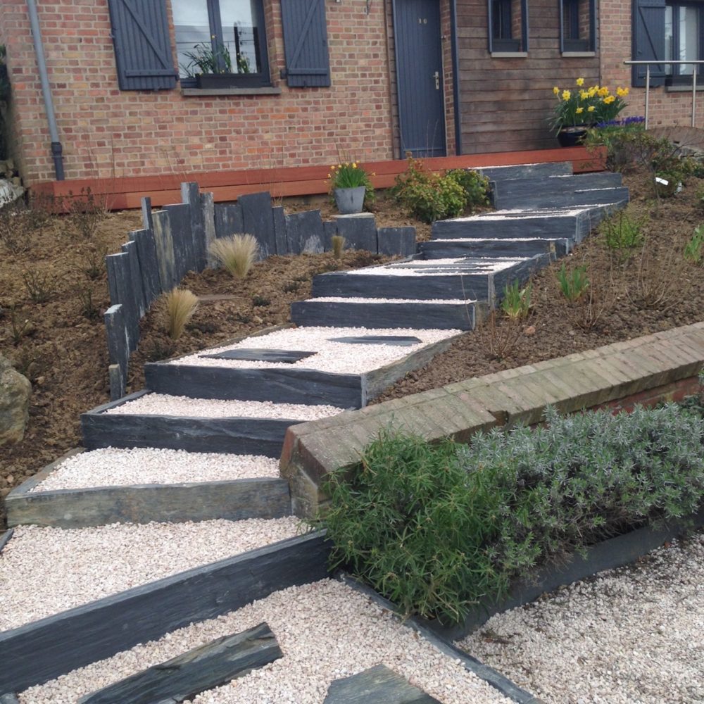 Création d’une allée escalier en pierre bleue et graviers